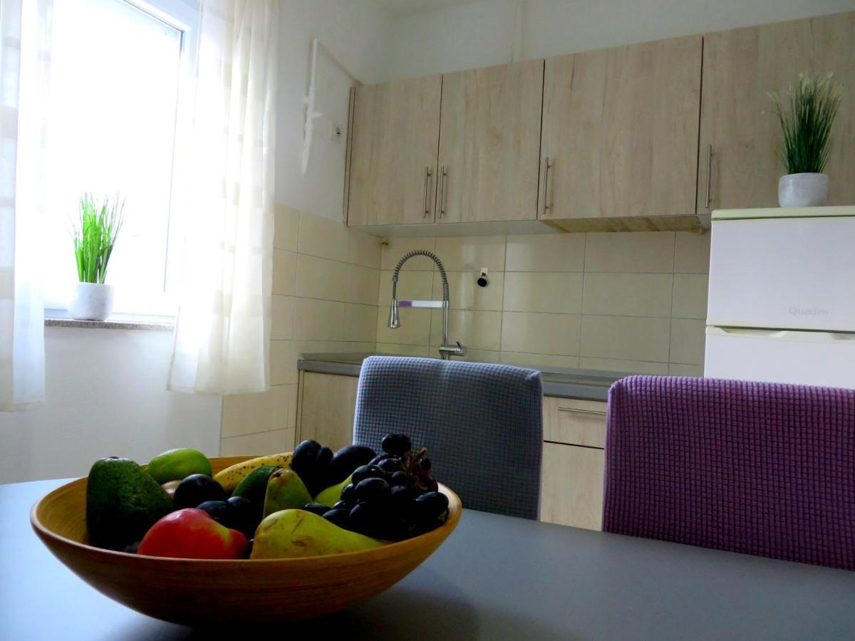 Beach Apartments Roza - The Garden Apartment 비오그라드나모루 외부 사진