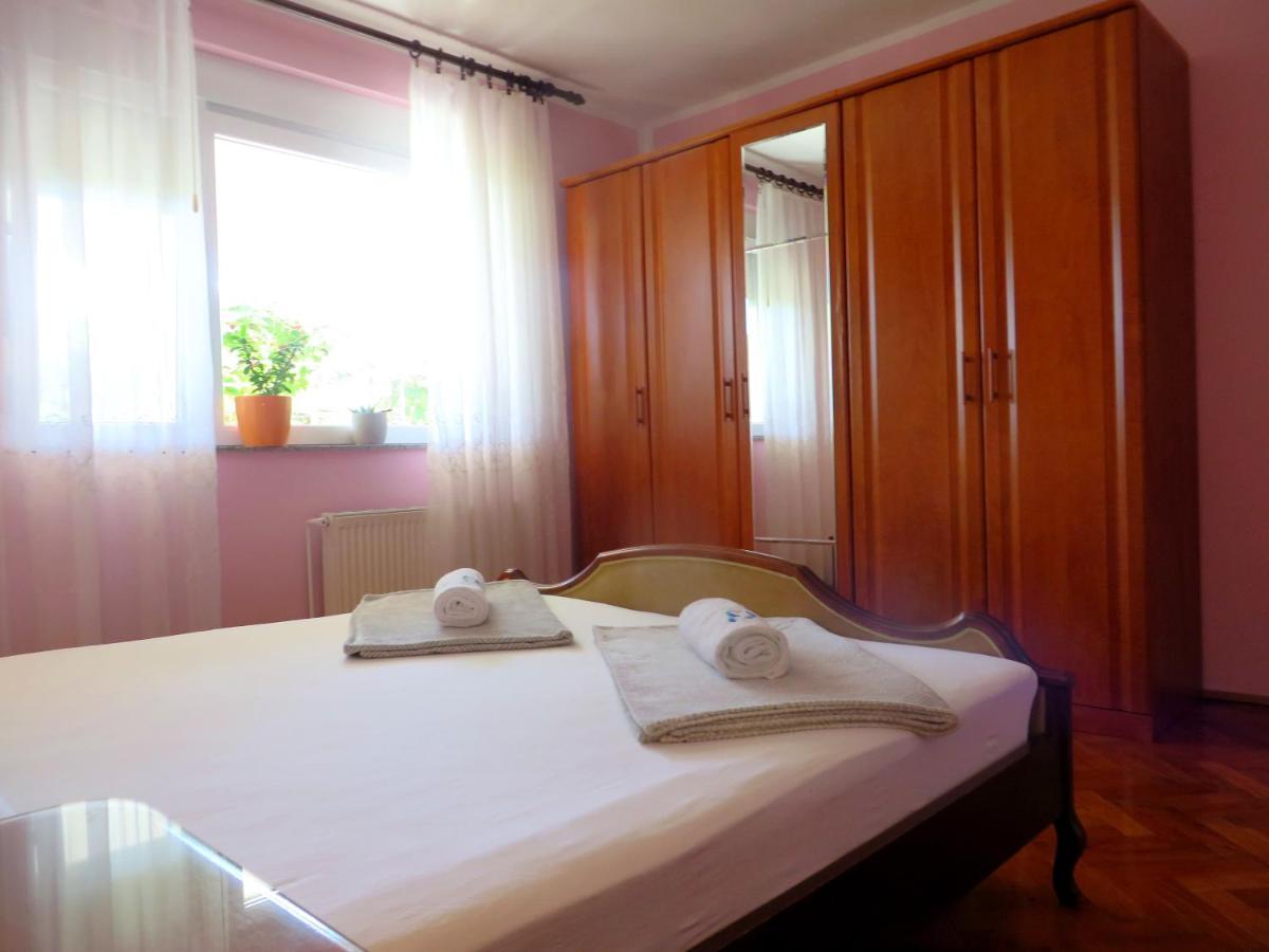 Beach Apartments Roza - The Garden Apartment 비오그라드나모루 외부 사진