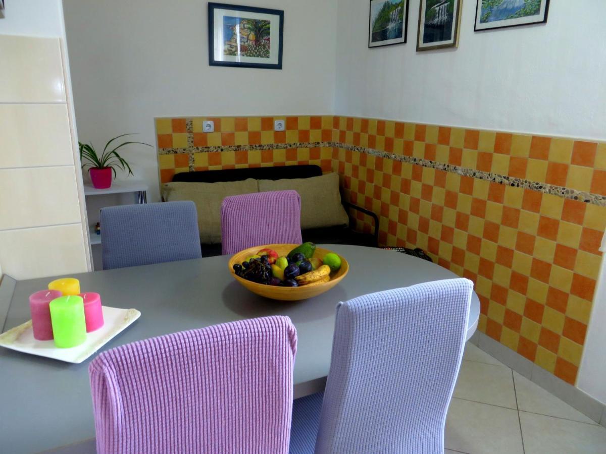 Beach Apartments Roza - The Garden Apartment 비오그라드나모루 외부 사진