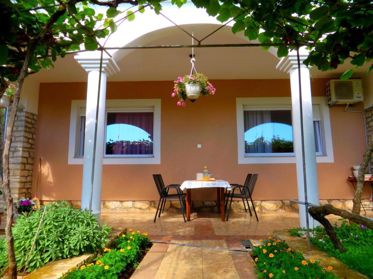 Beach Apartments Roza - The Garden Apartment 비오그라드나모루 외부 사진