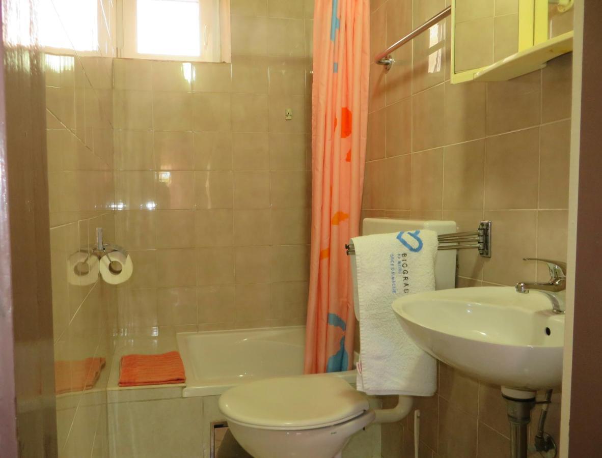Beach Apartments Roza - The Garden Apartment 비오그라드나모루 외부 사진