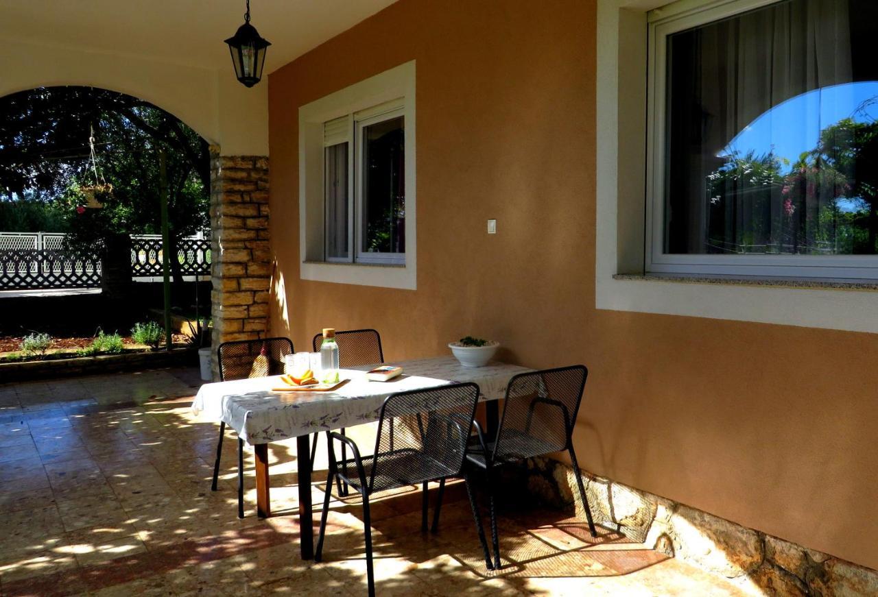 Beach Apartments Roza - The Garden Apartment 비오그라드나모루 외부 사진