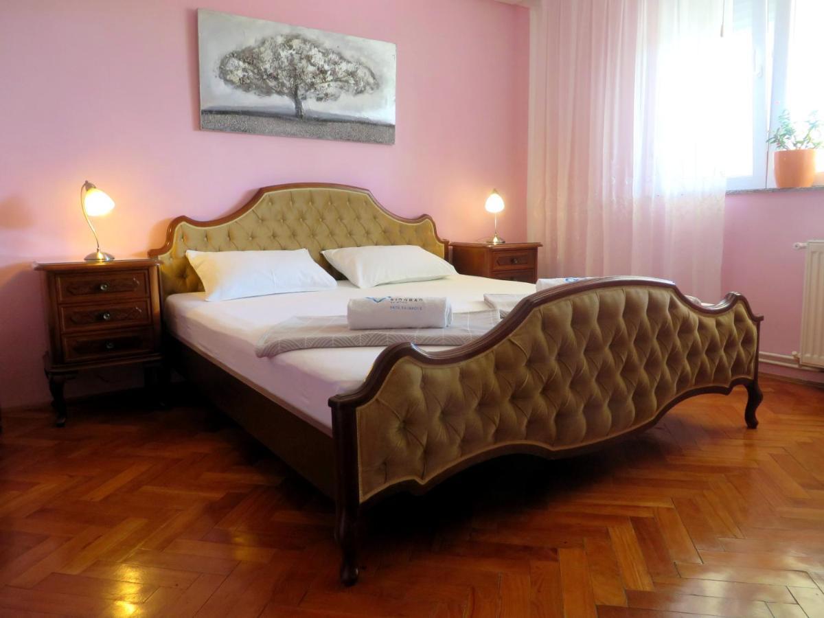 Beach Apartments Roza - The Garden Apartment 비오그라드나모루 외부 사진