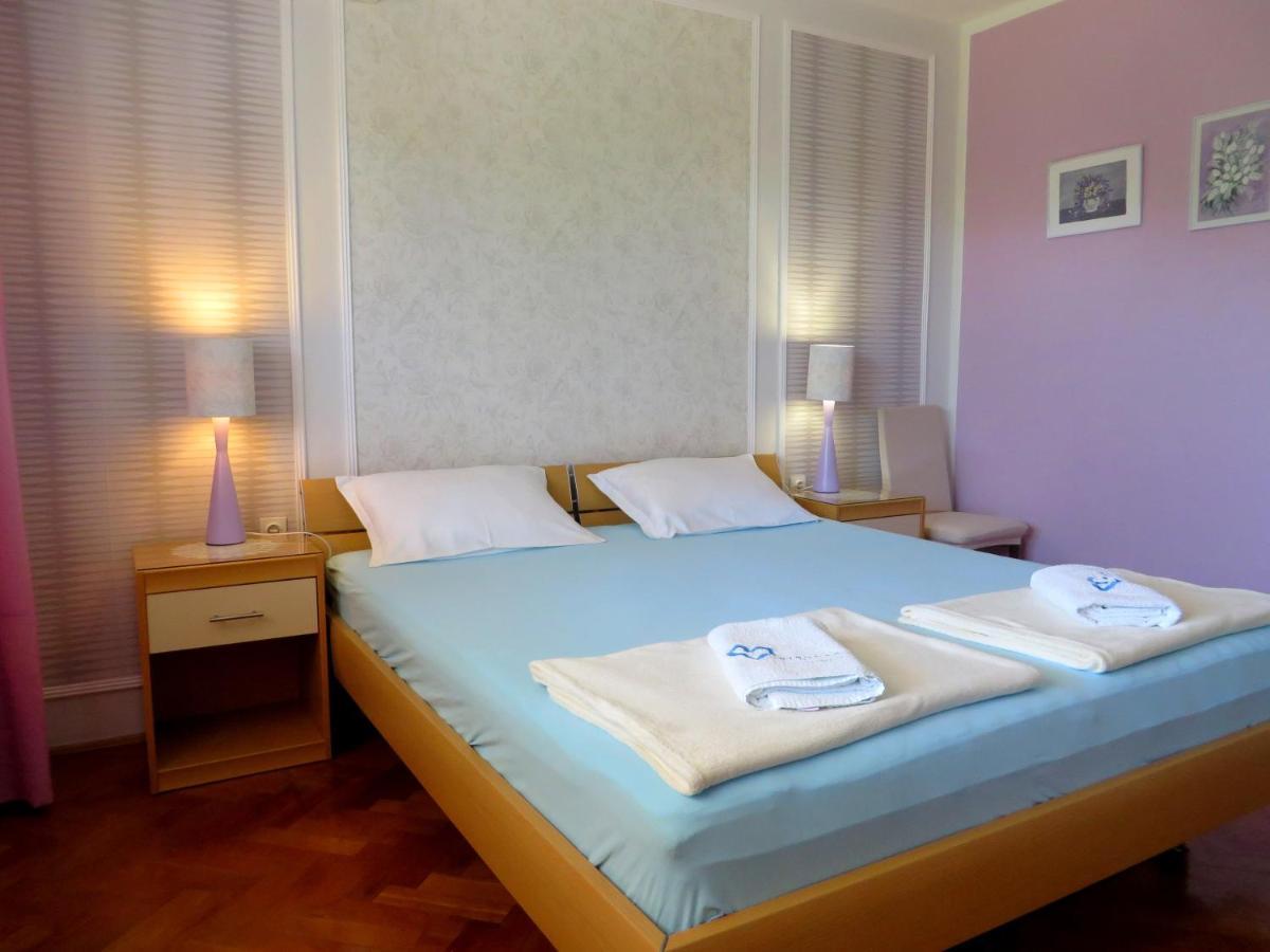 Beach Apartments Roza - The Garden Apartment 비오그라드나모루 외부 사진