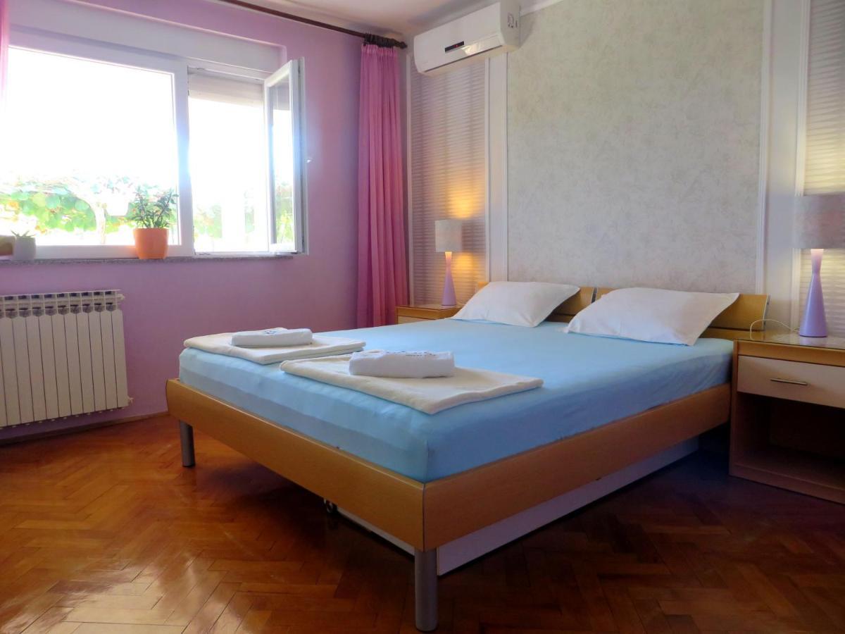 Beach Apartments Roza - The Garden Apartment 비오그라드나모루 외부 사진
