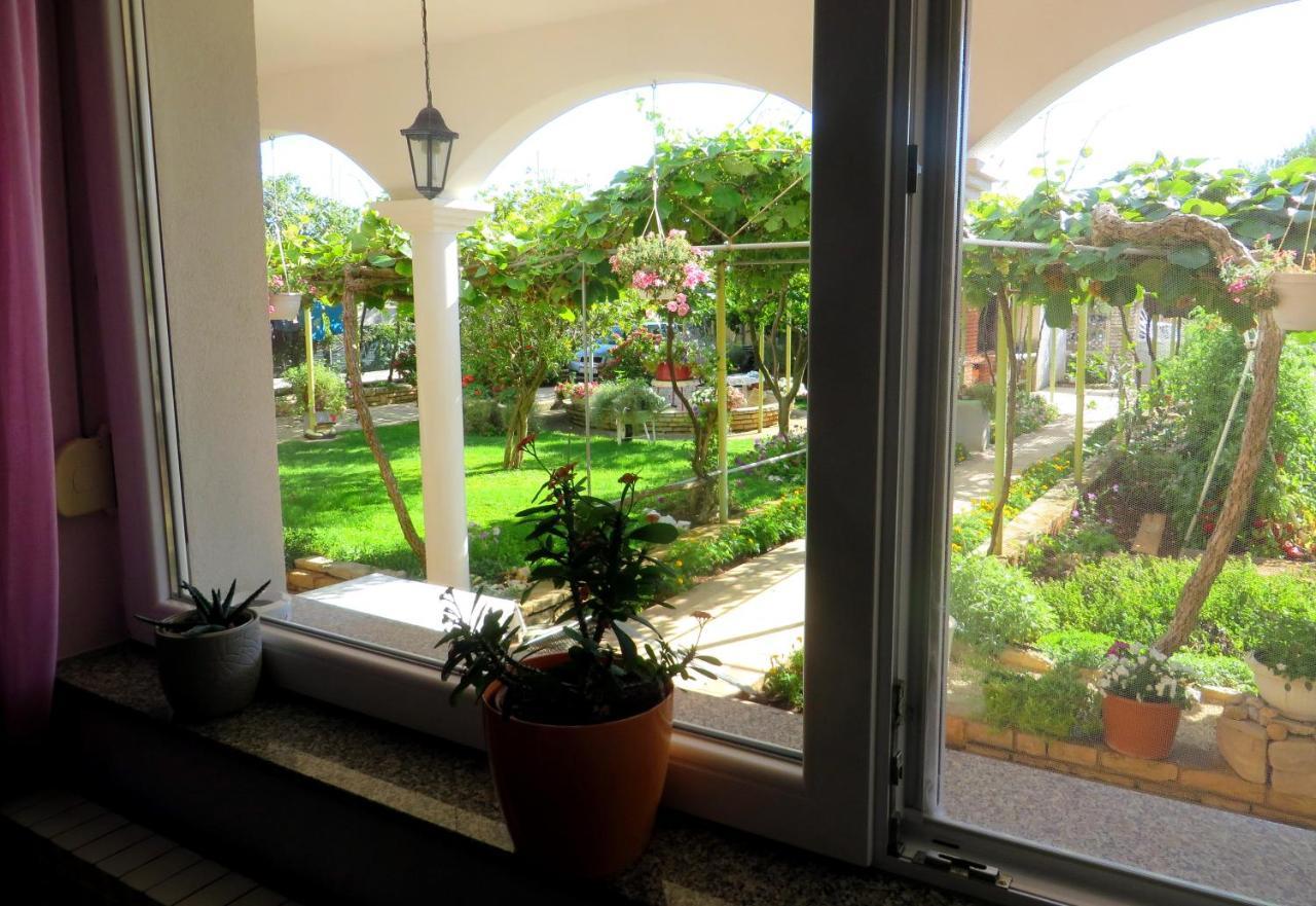 Beach Apartments Roza - The Garden Apartment 비오그라드나모루 외부 사진