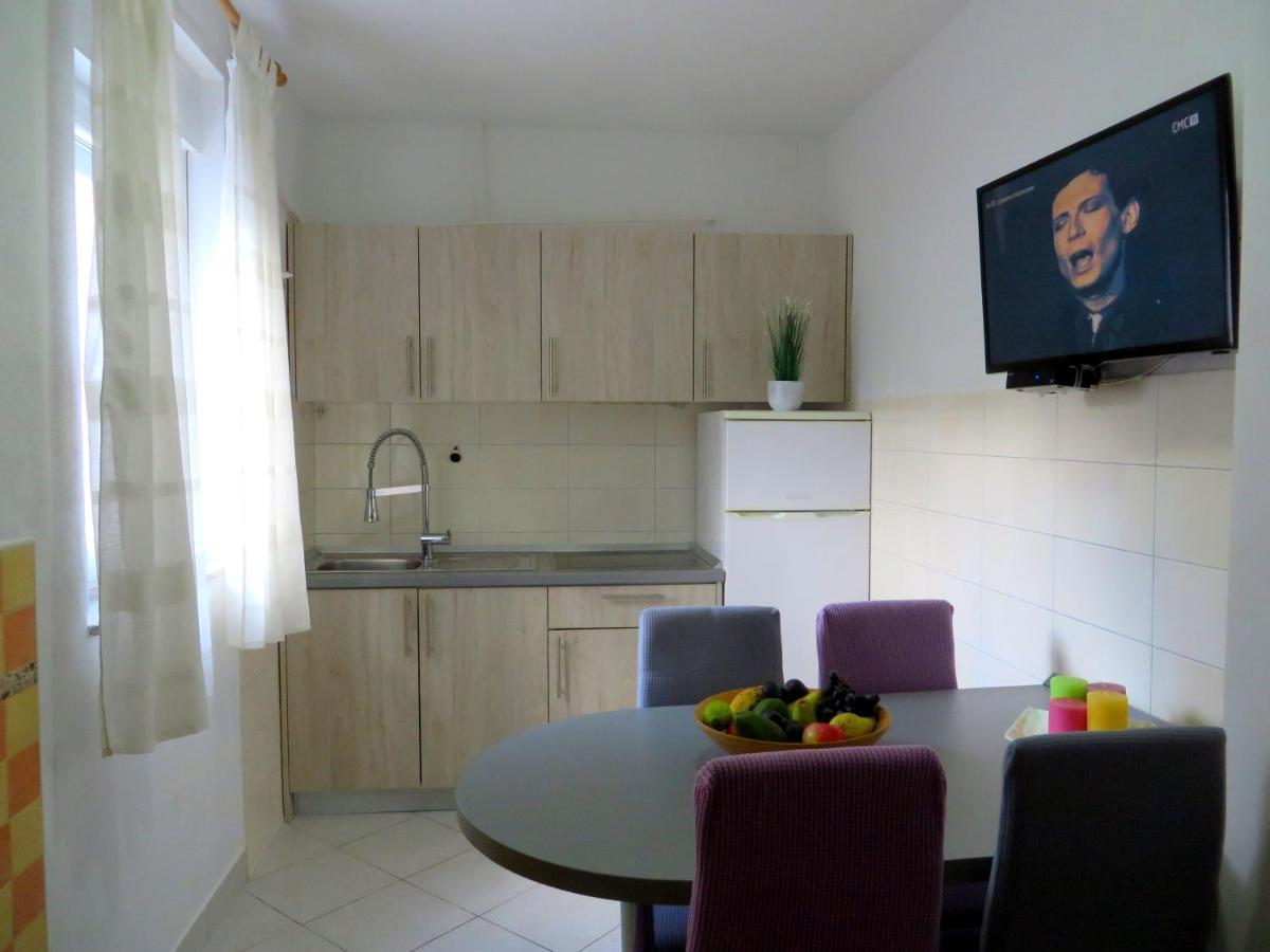 Beach Apartments Roza - The Garden Apartment 비오그라드나모루 외부 사진
