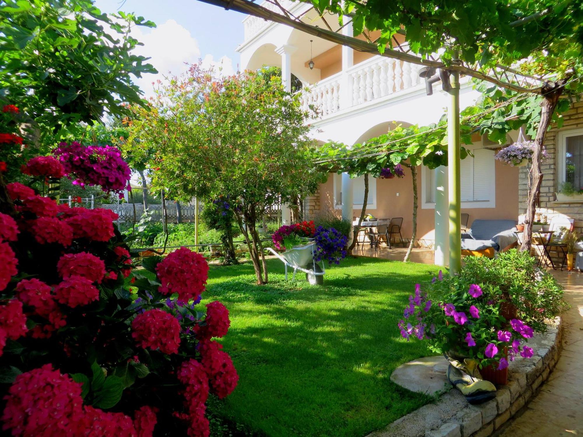 Beach Apartments Roza - The Garden Apartment 비오그라드나모루 외부 사진