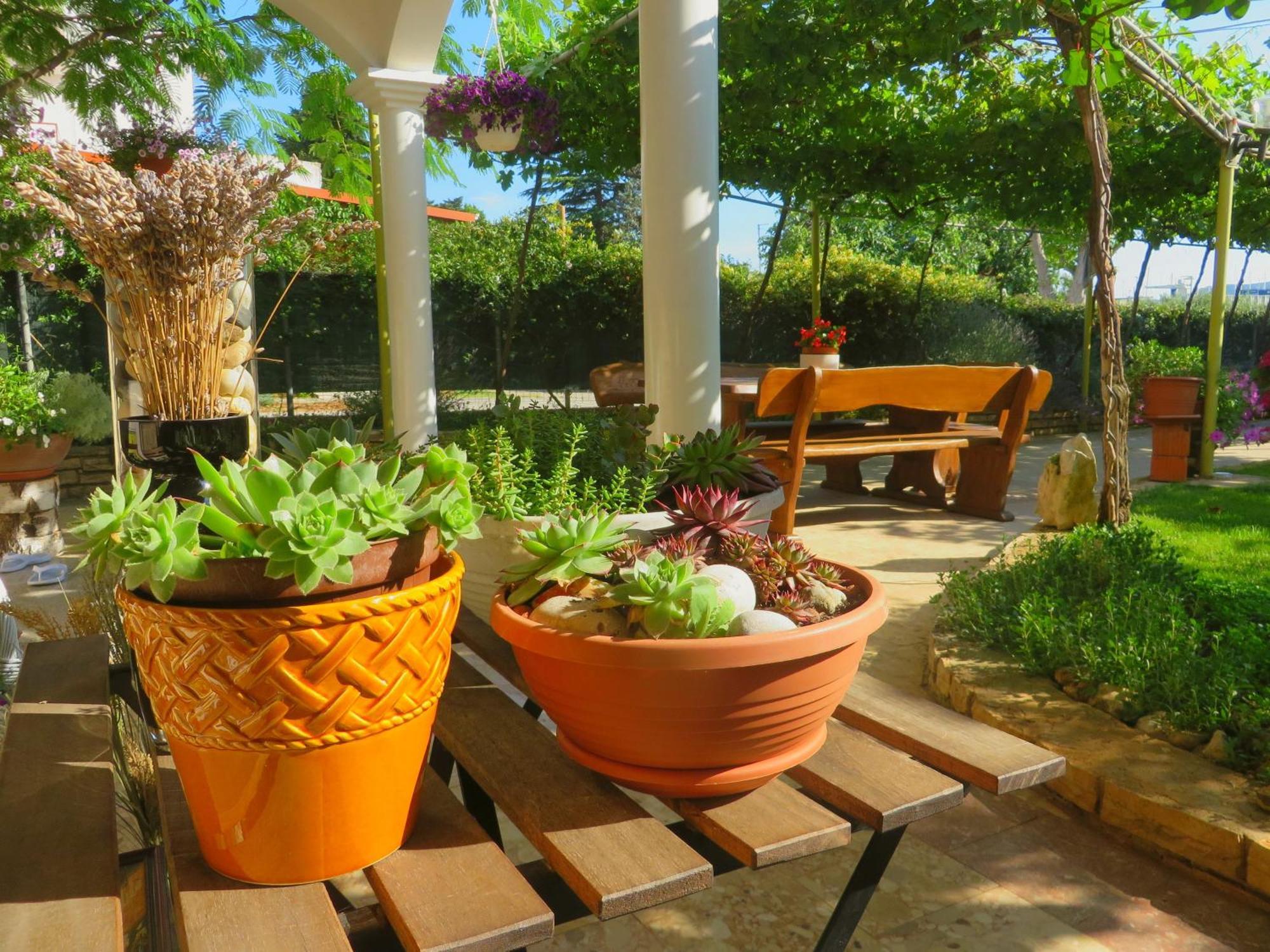 Beach Apartments Roza - The Garden Apartment 비오그라드나모루 외부 사진